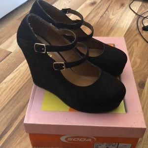 Black wedges